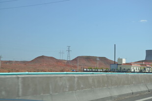 公路旁红褐色山丘景观