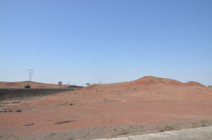 红色山丘旷野风景