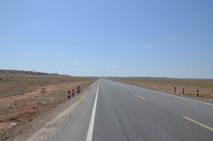 空旷公路延伸至远方