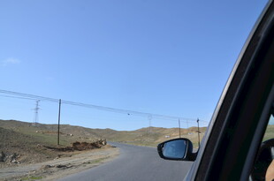 车窗外的公路与开阔风景