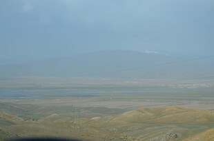 广袤原野与远山景观