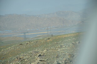 荒漠旷野中的输电线路景观