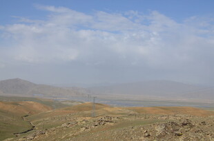 山间云雾缭绕的壮美景色