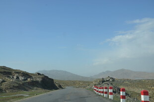 蜿蜒公路伸向远方