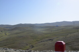 山景中的红色标志物