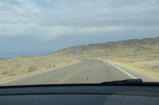 车内视角的荒漠公路景象