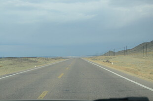 公路伸向远方的开阔景象