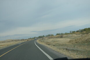 公路延伸向远方风景