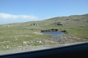 草原上的清澈小湖泊