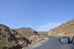 公路旁的山峦与蓝天