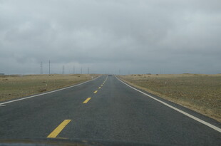 空旷公路伸向远方