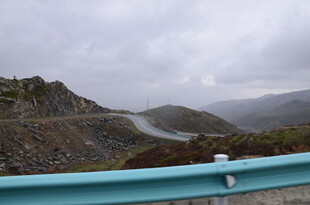 山间蜿蜒公路远景
