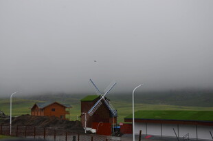 雾中荷兰风车景观