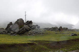 山间巨石与朦胧云雾景观