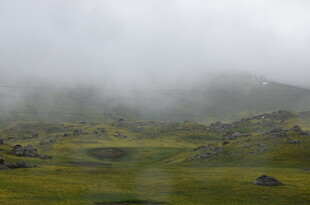 云雾缭绕的山间绿野