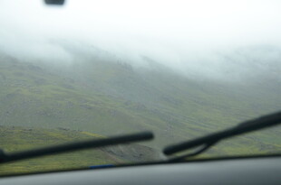 车内视角的雾中景色