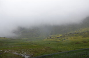 云雾缭绕的山间美景