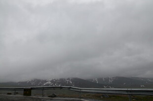 阴云下的远山景色