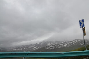 阴天公路旁的蓝色指示牌