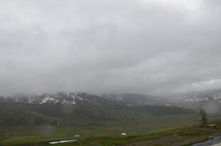 云雾缭绕的山间景色