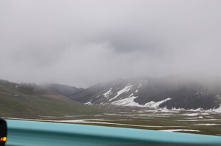 车窗外的雪山云雾景致
