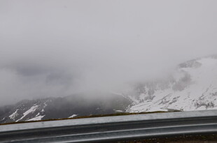 雪山公路云雾缭绕景象