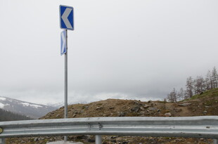 道路指示标志 山区景象