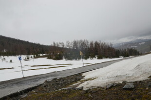 冬日雪景中的空旷道路