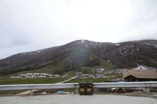 山间风景 远处山峦与建筑