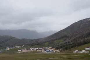 山间村落 云雾缭绕之景