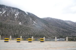 山间公路旁的防撞隔离设施