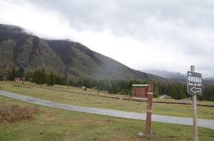 山间小径旁的指示牌