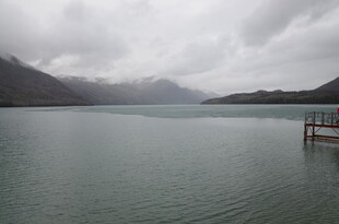 宁静湖景中的木质小码头