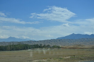 辽阔草原与远处山峦风景
