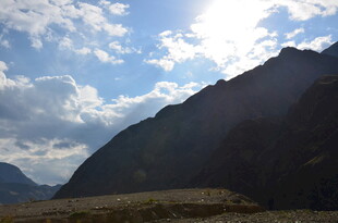 山间晴日风景图