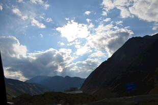 山间蓝天与白云的景致