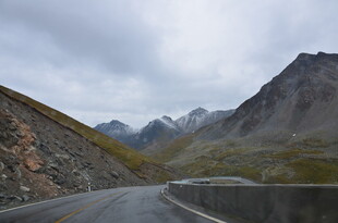 蜿蜒山路旁的壮美山峦