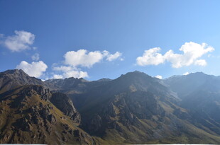 壮丽山景 蓝天白云相伴