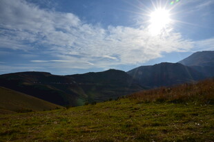 阳光照耀下的山间美景
