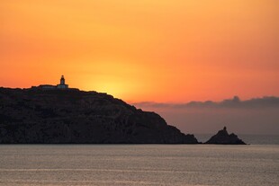 日落时分的海边山丘美景