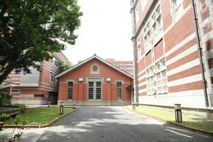 红砖建筑旁的宁静小道