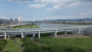 城市高架桥与周边景观