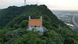 山顶古亭隐于葱郁山林