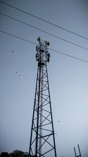 高耸的通信铁塔