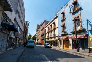 城市街道旁的多彩建筑