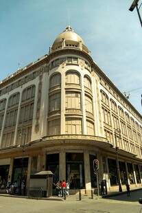 古典风格转角建筑外观