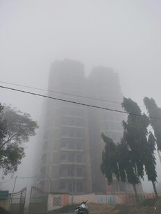 雾霾中隐约可见的高楼