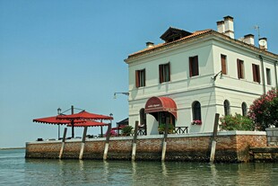 湖畔欧式临水别墅