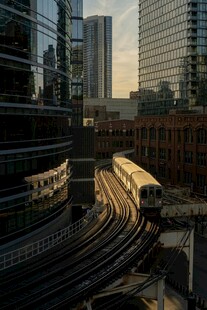 城市铁轨旁的高楼景观