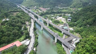 山间交错的公路与河流